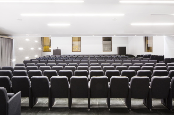 Baunetz, Meldung, Architektur, architecture, Itaklien, Italy, Sizilien, Sicily, Banca di Credito Cooperativo, BCC, G. Tonilo, San Cataldo, Auditorium, Saal, hall, Fassade, Denkmalschutz, facade, Treppen, stairs, Fabricanove, Filippo Romano