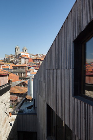 porto, portugal, hotel, luxus, bauen im bestand, altbau, historisch, aufstockung, entkernt, petra liquida, Armazém, zentrum, zentral, tourismus, touristisch, neubau, renovierung, beton, holz, stahl, materialmix, interieur, innenarchitektur, zimmer, einrichtung, hotelzimmer, jos campos, aussicht, dachlandschaft