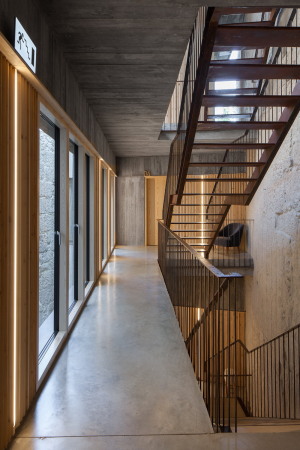 porto, portugal, hotel, luxus, bauen im bestand, altbau, historisch, aufstockung, entkernt, petra liquida, Armazém, zentrum, zentral, tourismus, touristisch, neubau, renovierung, beton, holz, stahl, materialmix, interieur, innenarchitektur, zimmer, einrichtung, hotelzimmer, jos campos, aussicht, dachlandschaft