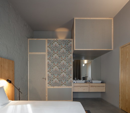 porto, portugal, hotel, luxus, bauen im bestand, altbau, historisch, aufstockung, entkernt, petra liquida, Armazém, zentrum, zentral, tourismus, touristisch, neubau, renovierung, beton, holz, stahl, materialmix, interieur, innenarchitektur, zimmer, einrichtung, hotelzimmer, jos campos, aussicht, dachlandschaft