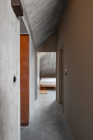 porto, portugal, hotel, luxus, bauen im bestand, altbau, historisch, aufstockung, entkernt, petra liquida, Armazém, zentrum, zentral, tourismus, touristisch, neubau, renovierung, beton, holz, stahl, materialmix, interieur, innenarchitektur, zimmer, einrichtung, hotelzimmer, jos campos, aussicht, dachlandschaft