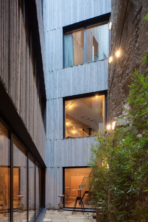 porto, portugal, hotel, luxus, bauen im bestand, altbau, historisch, aufstockung, entkernt, petra liquida, Armazém, zentrum, zentral, tourismus, touristisch, neubau, renovierung, beton, holz, stahl, materialmix, interieur, innenarchitektur, zimmer, einrichtung, hotelzimmer, jos� campos, aussicht, dachlandschaft