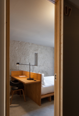 porto, portugal, hotel, luxus, bauen im bestand, altbau, historisch, aufstockung, entkernt, petra liquida, Armazém, zentrum, zentral, tourismus, touristisch, neubau, renovierung, beton, holz, stahl, materialmix, interieur, innenarchitektur, zimmer, einrichtung, hotelzimmer, jos campos, aussicht, dachlandschaft