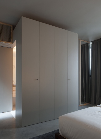 porto, portugal, hotel, luxus, bauen im bestand, altbau, historisch, aufstockung, entkernt, petra liquida, Armazém, zentrum, zentral, tourismus, touristisch, neubau, renovierung, beton, holz, stahl, materialmix, interieur, innenarchitektur, zimmer, einrichtung, hotelzimmer, jos campos, aussicht, dachlandschaft