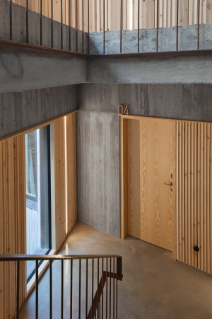 porto, portugal, hotel, luxus, bauen im bestand, altbau, historisch, aufstockung, entkernt, petra liquida, Armazém, zentrum, zentral, tourismus, touristisch, neubau, renovierung, beton, holz, stahl, materialmix, interieur, innenarchitektur, zimmer, einrichtung, hotelzimmer, jos campos, aussicht, dachlandschaft