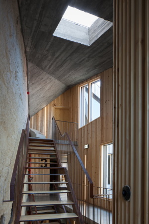 porto, portugal, hotel, luxus, bauen im bestand, altbau, historisch, aufstockung, entkernt, petra liquida, Armazém, zentrum, zentral, tourismus, touristisch, neubau, renovierung, beton, holz, stahl, materialmix, interieur, innenarchitektur, zimmer, einrichtung, hotelzimmer, jos campos, aussicht, dachlandschaft