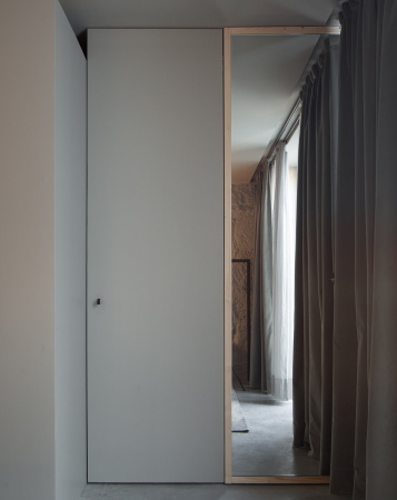 porto, portugal, hotel, luxus, bauen im bestand, altbau, historisch, aufstockung, entkernt, petra liquida, Armazém, zentrum, zentral, tourismus, touristisch, neubau, renovierung, beton, holz, stahl, materialmix, interieur, innenarchitektur, zimmer, einrichtung, hotelzimmer, jos campos, aussicht, dachlandschaft