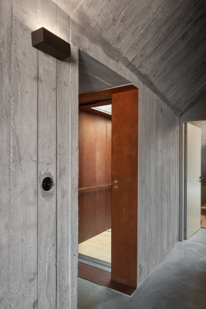 porto, portugal, hotel, luxus, bauen im bestand, altbau, historisch, aufstockung, entkernt, petra liquida, Armazém, zentrum, zentral, tourismus, touristisch, neubau, renovierung, beton, holz, stahl, materialmix, interieur, innenarchitektur, zimmer, einrichtung, hotelzimmer, jos campos, aussicht, dachlandschaft