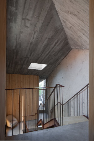 porto, portugal, hotel, luxus, bauen im bestand, altbau, historisch, aufstockung, entkernt, petra liquida, Armazém, zentrum, zentral, tourismus, touristisch, neubau, renovierung, beton, holz, stahl, materialmix, interieur, innenarchitektur, zimmer, einrichtung, hotelzimmer, jos campos, aussicht, dachlandschaft