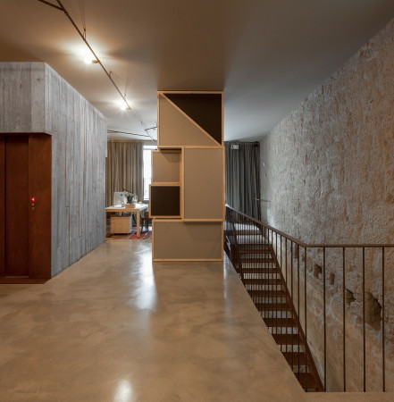 porto, portugal, hotel, luxus, bauen im bestand, altbau, historisch, aufstockung, entkernt, petra liquida, Armazém, zentrum, zentral, tourismus, touristisch, neubau, renovierung, beton, holz, stahl, materialmix, interieur, innenarchitektur, zimmer, einrichtung, hotelzimmer, jos� campos, aussicht, dachlandschaft