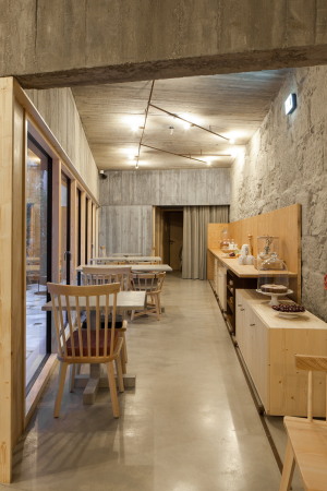 porto, portugal, hotel, luxus, bauen im bestand, altbau, historisch, aufstockung, entkernt, petra liquida, Armazém, zentrum, zentral, tourismus, touristisch, neubau, renovierung, beton, holz, stahl, materialmix, interieur, innenarchitektur, zimmer, einrichtung, hotelzimmer, jos� campos, aussicht, dachlandschaft