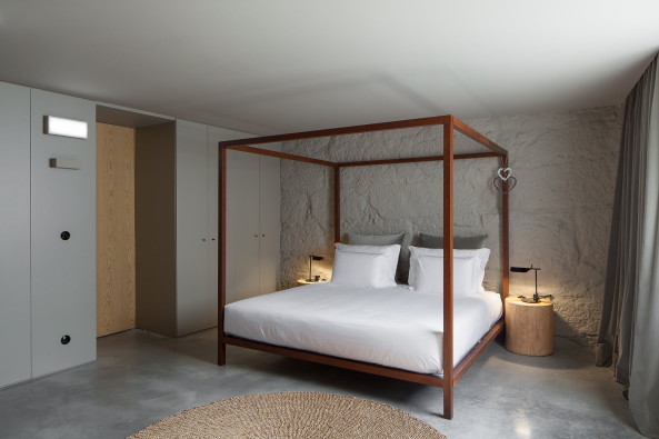 porto, portugal, hotel, luxus, bauen im bestand, altbau, historisch, aufstockung, entkernt, petra liquida, Armazém, zentrum, zentral, tourismus, touristisch, neubau, renovierung, beton, holz, stahl, materialmix, interieur, innenarchitektur, zimmer, einrichtung, hotelzimmer, jos campos, aussicht, dachlandschaft