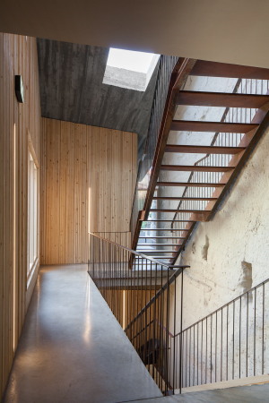 porto, portugal, hotel, luxus, bauen im bestand, altbau, historisch, aufstockung, entkernt, petra liquida, Armazém, zentrum, zentral, tourismus, touristisch, neubau, renovierung, beton, holz, stahl, materialmix, interieur, innenarchitektur, zimmer, einrichtung, hotelzimmer, jos campos, aussicht, dachlandschaft