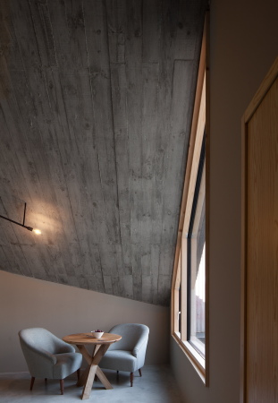 porto, portugal, hotel, luxus, bauen im bestand, altbau, historisch, aufstockung, entkernt, petra liquida, Armazém, zentrum, zentral, tourismus, touristisch, neubau, renovierung, beton, holz, stahl, materialmix, interieur, innenarchitektur, zimmer, einrichtung, hotelzimmer, jos campos, aussicht, dachlandschaft