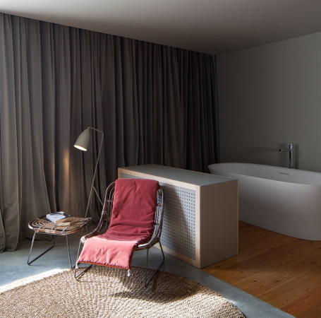 porto, portugal, hotel, luxus, bauen im bestand, altbau, historisch, aufstockung, entkernt, petra liquida, Armazém, zentrum, zentral, tourismus, touristisch, neubau, renovierung, beton, holz, stahl, materialmix, interieur, innenarchitektur, zimmer, einrichtung, hotelzimmer, jos campos, aussicht, dachlandschaft