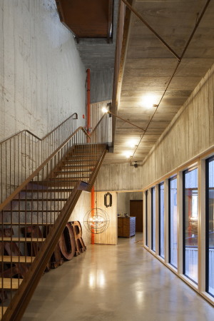 porto, portugal, hotel, luxus, bauen im bestand, altbau, historisch, aufstockung, entkernt, petra liquida, Armazém, zentrum, zentral, tourismus, touristisch, neubau, renovierung, beton, holz, stahl, materialmix, interieur, innenarchitektur, zimmer, einrichtung, hotelzimmer, jos� campos, aussicht, dachlandschaft