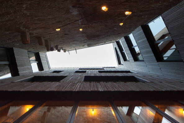 porto, portugal, hotel, luxus, bauen im bestand, altbau, historisch, aufstockung, entkernt, petra liquida, Armazém, zentrum, zentral, tourismus, touristisch, neubau, renovierung, beton, holz, stahl, materialmix, interieur, innenarchitektur, zimmer, einrichtung, hotelzimmer, jos� campos, aussicht, dachlandschaft