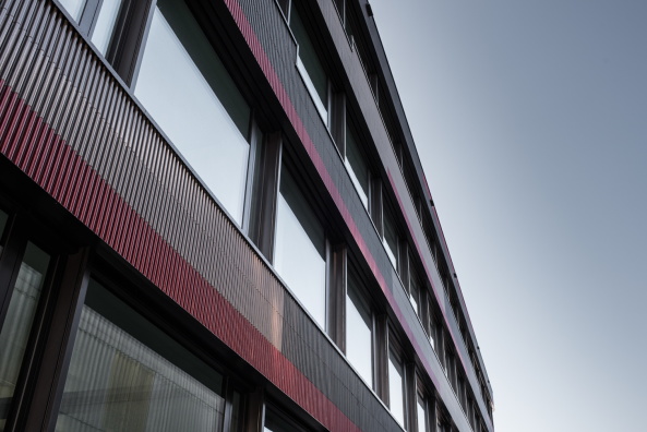 Baunetz, Meldung, Architektur, architecture, Marazzi, Paul, 3M, Langenthal, Bern, Firmenzentrale, Bro, Fassade, Keramikfassade, Keramik, Fliesen, tiles, facade, ceramics, office, headquarter, office building, Rob Lewis, Ben Zurbriggen