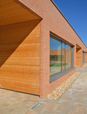 ziegel, gelb, sonnengelb, mauerwerk, backstein, gestreckt, neubau, sachsen, Reinsdorf, anne frank, kita, kindergarten, kindertagesst�tte, innenfenster, raumkontinuum, krippe, k�che, windm�hle, Linoleum, holz, farbe, bunt, schale, landschaft