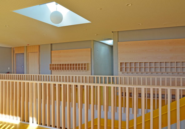 ziegel, gelb, sonnengelb, mauerwerk, backstein, gestreckt, neubau, sachsen, Reinsdorf, anne frank, kita, kindergarten, kindertagesst�tte, innenfenster, raumkontinuum, krippe, k�che, windm�hle, Linoleum, holz, farbe, bunt, schale, landschaft