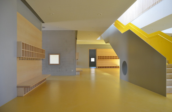 ziegel, gelb, sonnengelb, mauerwerk, backstein, gestreckt, neubau, sachsen, Reinsdorf, anne frank, kita, kindergarten, kindertagesst�tte, innenfenster, raumkontinuum, krippe, k�che, windm�hle, Linoleum, holz, farbe, bunt, schale, landschaft