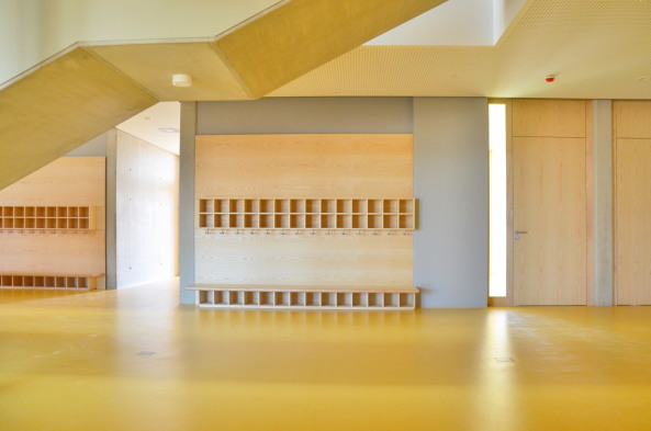 ziegel, gelb, sonnengelb, mauerwerk, backstein, gestreckt, neubau, sachsen, Reinsdorf, anne frank, kita, kindergarten, kindertagesst�tte, innenfenster, raumkontinuum, krippe, k�che, windm�hle, Linoleum, holz, farbe, bunt, schale, landschaft