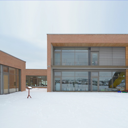 ziegel, gelb, sonnengelb, mauerwerk, backstein, gestreckt, neubau, sachsen, Reinsdorf, anne frank, kita, kindergarten, kindertagesstätte, innenfenster, raumkontinuum, krippe, küche, windmühle, Linoleum, holz, farbe, bunt, schale, landschaft