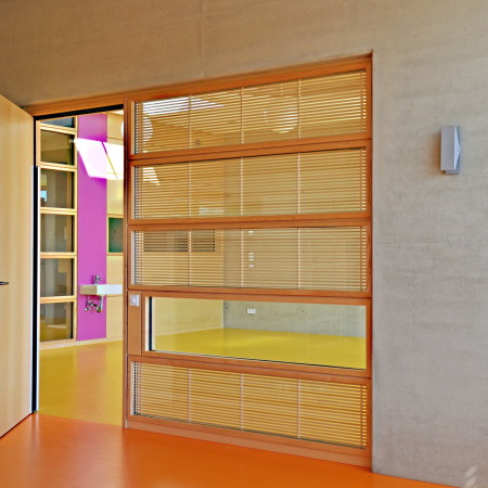 ziegel, gelb, sonnengelb, mauerwerk, backstein, gestreckt, neubau, sachsen, Reinsdorf, anne frank, kita, kindergarten, kindertagesst�tte, innenfenster, raumkontinuum, krippe, k�che, windm�hle, Linoleum, holz, farbe, bunt, schale, landschaft