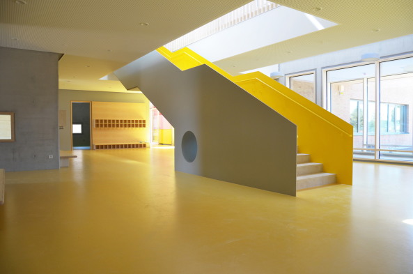 ziegel, gelb, sonnengelb, mauerwerk, backstein, gestreckt, neubau, sachsen, Reinsdorf, anne frank, kita, kindergarten, kindertagessttte, innenfenster, raumkontinuum, krippe, kche, windmhle, Linoleum, holz, farbe, bunt, schale, landschaft