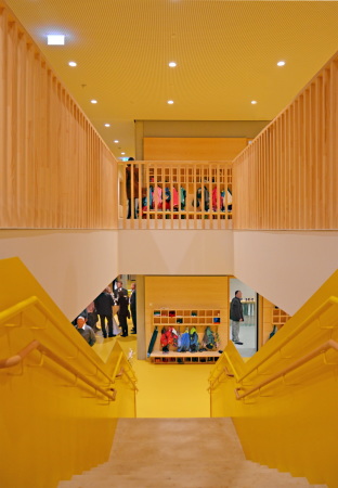 ziegel, gelb, sonnengelb, mauerwerk, backstein, gestreckt, neubau, sachsen, Reinsdorf, anne frank, kita, kindergarten, kindertagesst�tte, innenfenster, raumkontinuum, krippe, k�che, windm�hle, Linoleum, holz, farbe, bunt, schale, landschaft