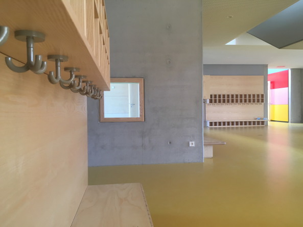 ziegel, gelb, sonnengelb, mauerwerk, backstein, gestreckt, neubau, sachsen, Reinsdorf, anne frank, kita, kindergarten, kindertagesst�tte, innenfenster, raumkontinuum, krippe, k�che, windm�hle, Linoleum, holz, farbe, bunt, schale, landschaft