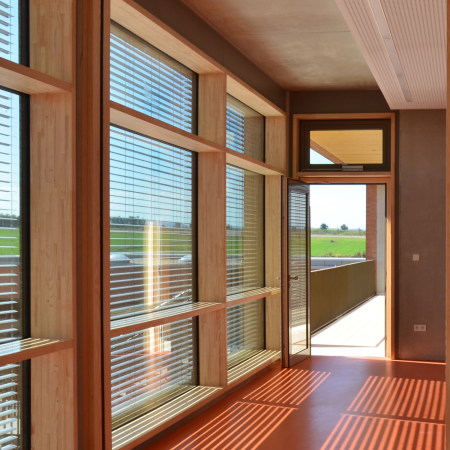 ziegel, gelb, sonnengelb, mauerwerk, backstein, gestreckt, neubau, sachsen, Reinsdorf, anne frank, kita, kindergarten, kindertagesst�tte, innenfenster, raumkontinuum, krippe, k�che, windm�hle, Linoleum, holz, farbe, bunt, schale, landschaft