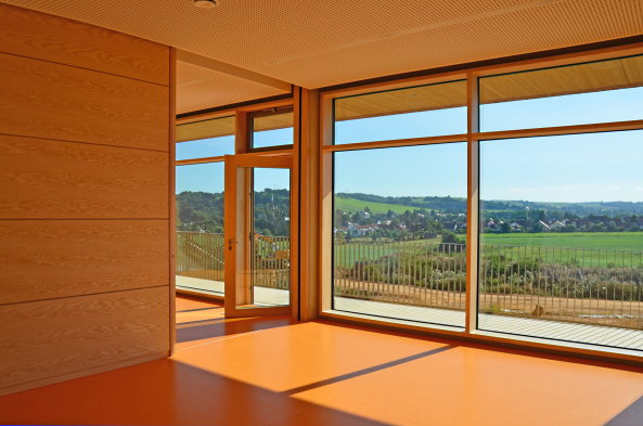 ziegel, gelb, sonnengelb, mauerwerk, backstein, gestreckt, neubau, sachsen, Reinsdorf, anne frank, kita, kindergarten, kindertagesst�tte, innenfenster, raumkontinuum, krippe, k�che, windm�hle, Linoleum, holz, farbe, bunt, schale, landschaft