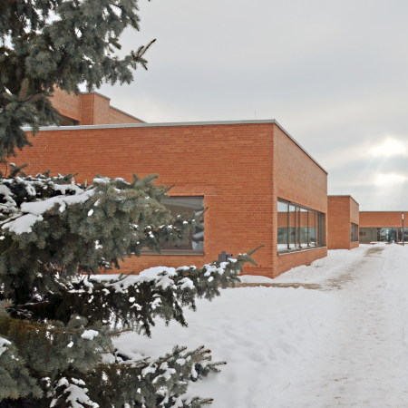 ziegel, gelb, sonnengelb, mauerwerk, backstein, gestreckt, neubau, sachsen, Reinsdorf, anne frank, kita, kindergarten, kindertagesstätte, innenfenster, raumkontinuum, krippe, küche, windmühle, Linoleum, holz, farbe, bunt, schale, landschaft