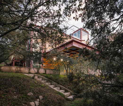 Pavillon, Hidden Pavilion, penelas architects, madrid, las Rozas, Wasserfall, Eichenwald, gerosteter Stahl, Vollverglasung, Transparenz, Lichtkamin, Spindeltreppe, Dachterrasse, Miguel de Guzmn