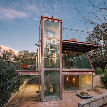 Pavillon, Hidden Pavilion, penelas architects, madrid, las Rozas, Wasserfall, Eichenwald, gerosteter Stahl, Vollverglasung, Transparenz, Lichtkamin, Spindeltreppe, Dachterrasse, Miguel de Guzmn