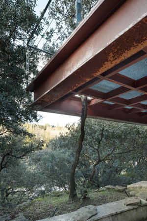 Pavillon, Hidden Pavilion, penelas architects, madrid, las Rozas, Wasserfall, Eichenwald, gerosteter Stahl, Vollverglasung, Transparenz, Lichtkamin, Spindeltreppe, Dachterrasse, Miguel de Guzmn