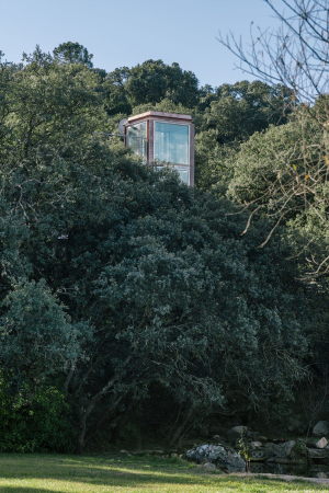 Pavillon, Hidden Pavilion, penelas architects, madrid, las Rozas, Wasserfall, Eichenwald, gerosteter Stahl, Vollverglasung, Transparenz, Lichtkamin, Spindeltreppe, Dachterrasse, Miguel de Guzm�n