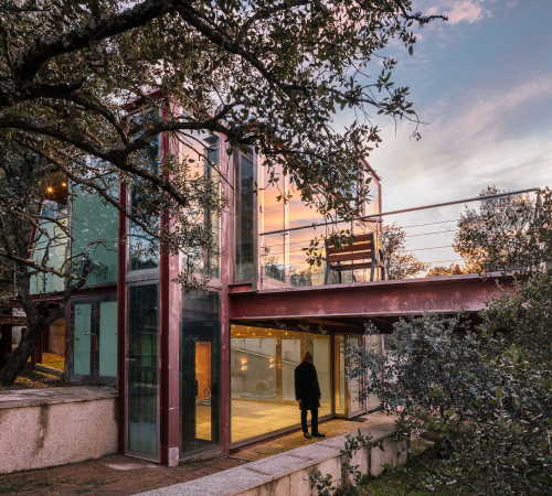 Pavillon, Hidden Pavilion, penelas architects, madrid, las Rozas, Wasserfall, Eichenwald, gerosteter Stahl, Vollverglasung, Transparenz, Lichtkamin, Spindeltreppe, Dachterrasse, Miguel de Guzmn