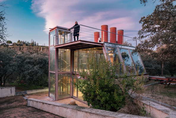 Pavillon, Hidden Pavilion, penelas architects, madrid, las Rozas, Wasserfall, Eichenwald, gerosteter Stahl, Vollverglasung, Transparenz, Lichtkamin, Spindeltreppe, Dachterrasse, Miguel de Guzm�n