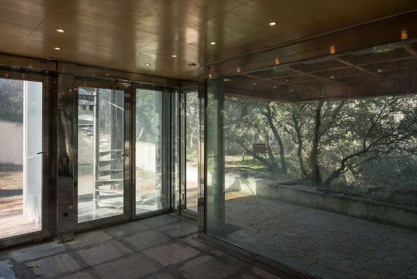 Pavillon, Hidden Pavilion, penelas architects, madrid, las Rozas, Wasserfall, Eichenwald, gerosteter Stahl, Vollverglasung, Transparenz, Lichtkamin, Spindeltreppe, Dachterrasse, Miguel de Guzm�n