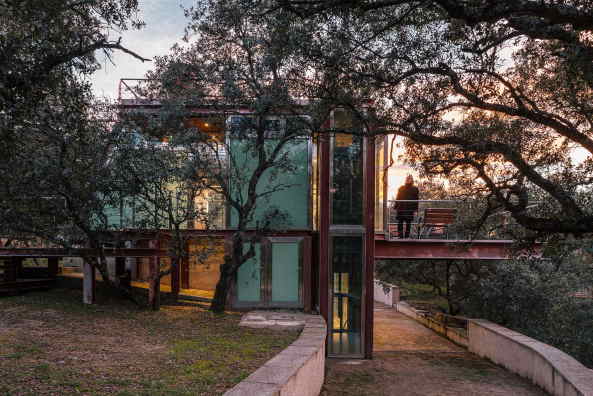 Pavillon, Hidden Pavilion, penelas architects, madrid, las Rozas, Wasserfall, Eichenwald, gerosteter Stahl, Vollverglasung, Transparenz, Lichtkamin, Spindeltreppe, Dachterrasse, Miguel de Guzmn