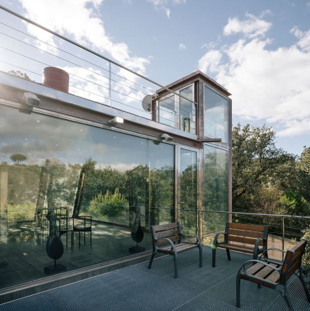 Pavillon, Hidden Pavilion, penelas architects, madrid, las Rozas, Wasserfall, Eichenwald, gerosteter Stahl, Vollverglasung, Transparenz, Lichtkamin, Spindeltreppe, Dachterrasse, Miguel de Guzm�n