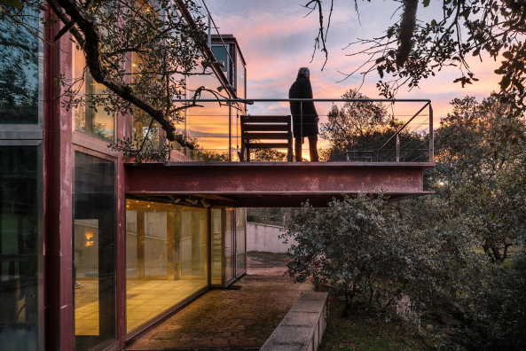 Pavillon, Hidden Pavilion, penelas architects, madrid, las Rozas, Wasserfall, Eichenwald, gerosteter Stahl, Vollverglasung, Transparenz, Lichtkamin, Spindeltreppe, Dachterrasse, Miguel de Guzmn