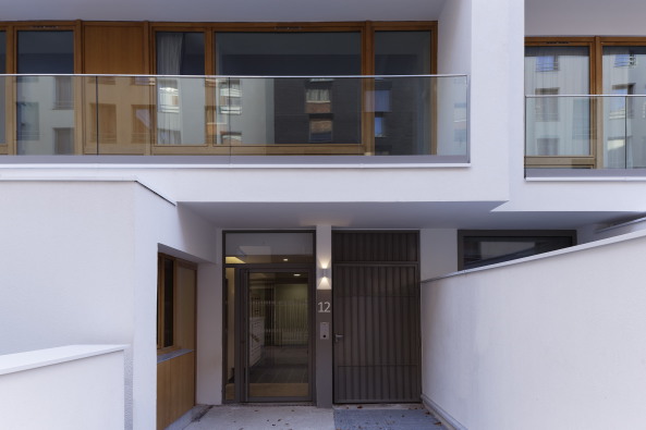 Paris, Frankreich, 18. Arrondissement, Haussmannschen Stil, Boulevard Ornano, Marc Yonan architectes, Umnutzung Industriebau, fassadenteil rasuschneiden, soziale Wohnungsbau, Umnutzung Molkerei, Linkcity, Kita, EInkaufsflchen, Parkhaus, trapezfrmiger Grundstck, Innenhof, Industrie Glassdach, Innenhof Glasdach, Sanierung, neue Grundboden, Adaption, Daniel Moulinet, Pierre L'excellent