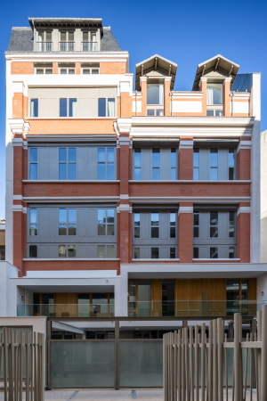 Paris, Frankreich, 18. Arrondissement, Haussmannschen Stil, Boulevard Ornano, Marc Yonan architectes, Umnutzung Industriebau, fassadenteil rasuschneiden, soziale Wohnungsbau, Umnutzung Molkerei, Linkcity, Kita, EInkaufsflchen, Parkhaus, trapezfrmiger Grundstck, Innenhof, Industrie Glassdach, Innenhof Glasdach, Sanierung, neue Grundboden, Adaption, Daniel Moulinet, Pierre L'excellent