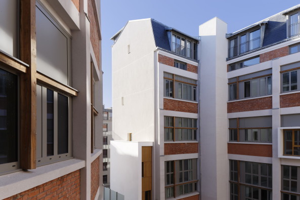 Paris, Frankreich, 18. Arrondissement, Haussmannschen Stil, Boulevard Ornano, Marc Yonan architectes, Umnutzung Industriebau, fassadenteil rasuschneiden, soziale Wohnungsbau, Umnutzung Molkerei, Linkcity, Kita, EInkaufsflchen, Parkhaus, trapezfrmiger Grundstck, Innenhof, Industrie Glassdach, Innenhof Glasdach, Sanierung, neue Grundboden, Adaption, Daniel Moulinet, Pierre L'excellent