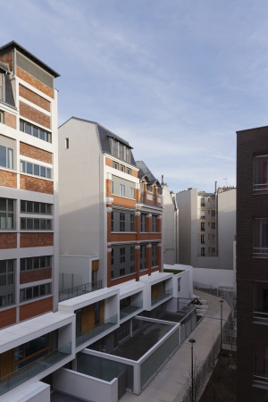 Paris, Frankreich, 18. Arrondissement, Haussmannschen Stil, Boulevard Ornano, Marc Yonan architectes, Umnutzung Industriebau, fassadenteil rasuschneiden, soziale Wohnungsbau, Umnutzung Molkerei, Linkcity, Kita, EInkaufsflchen, Parkhaus, trapezfrmiger Grundstck, Innenhof, Industrie Glassdach, Innenhof Glasdach, Sanierung, neue Grundboden, Adaption, Daniel Moulinet, Pierre L'excellent