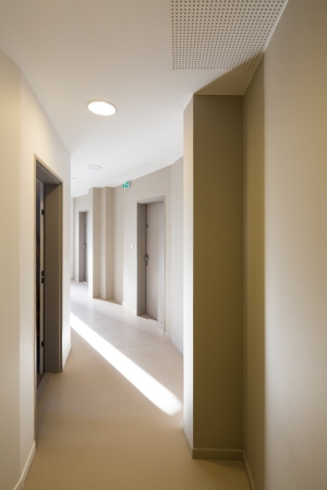 Paris, Frankreich, 18. Arrondissement, Haussmannschen Stil, Boulevard Ornano, Marc Yonan architectes, Umnutzung Industriebau, fassadenteil rasuschneiden, soziale Wohnungsbau, Umnutzung Molkerei, Linkcity, Kita, EInkaufsflchen, Parkhaus, trapezfrmiger Grundstck, Innenhof, Industrie Glassdach, Innenhof Glasdach, Sanierung, neue Grundboden, Adaption, Daniel Moulinet, Pierre L'excellent