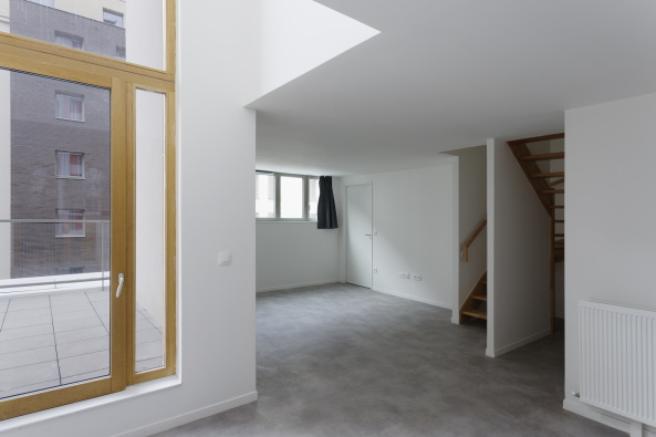 Paris, Frankreich, 18. Arrondissement, Haussmannschen Stil, Boulevard Ornano, Marc Yonan architectes, Umnutzung Industriebau, fassadenteil rasuschneiden, soziale Wohnungsbau, Umnutzung Molkerei, Linkcity, Kita, EInkaufsflchen, Parkhaus, trapezfrmiger Grundstck, Innenhof, Industrie Glassdach, Innenhof Glasdach, Sanierung, neue Grundboden, Adaption, Daniel Moulinet, Pierre L'excellent